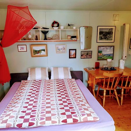 Summer Bedroom, Outside Toilet, Shower, Kitchen. 120 M From Sandbach. Bräcke 外观 照片