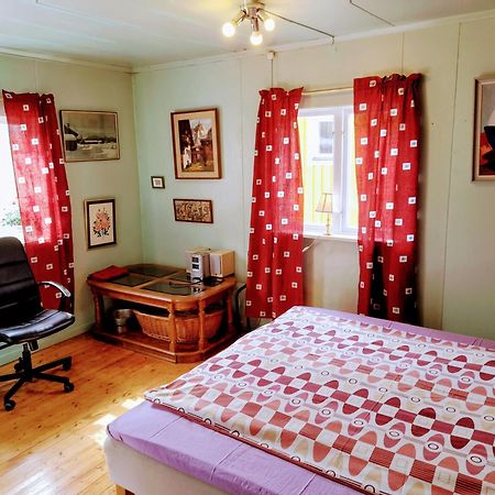Summer Bedroom, Outside Toilet, Shower, Kitchen. 120 M From Sandbach. Bräcke 外观 照片